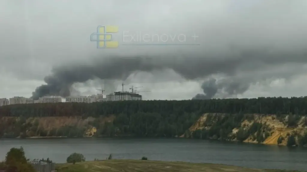 La raffineria di petrolio di Mosca di nuovo in fiamme dopo un attacco di droni